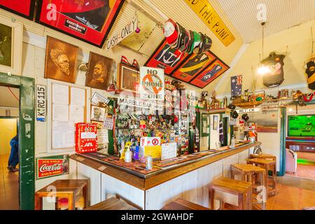 Intérieur du célèbre hôtel Iron Clad et de ses souvenirs au bar Marble, Pilbara, Australie occidentale, Australie Banque D'Images