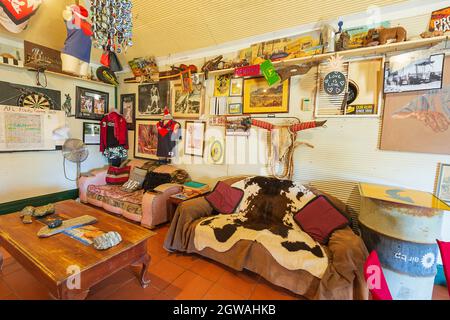 Intérieur du célèbre hôtel Iron Clad et de ses souvenirs au bar Marble, Pilbara, Australie occidentale, Australie Banque D'Images