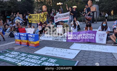 New York, États-Unis. 02 octobre 2021. Les New-Yorkais brésiliens se sont rassemblés sur Union Square, à New York, pour protester contre les plans de privatisation du président de droite Jair Bolsonaro et ont demandé une aide financière supplémentaire aux plus pauvres du pays le 2 octobre 2021. (Photo de Ryan Rahman/Pacific Press) crédit: Pacific Press Media production Corp./Alay Live News Banque D'Images