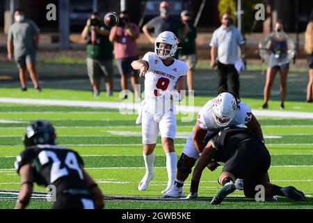 Honolulu, Hawaï, États-Unis. 2 octobre 2021. Fresno State Bulldogs Quarterback JAKE HAENER (9) a lancé le ballon contre les Hawaii Warriors à Clarence T.C. Ching Field Manoa Campus, Honolulu, Hawaï. (Image de crédit : © Steven Erler/ZUMA Press Wire) Banque D'Images