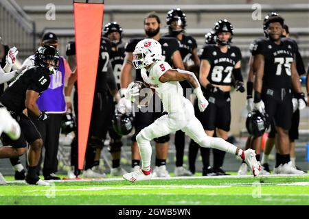 Honolulu, Hawaï, États-Unis. 2 octobre 2021. Fresno State Bulldogs large récepteur JALEN CROPPER (5) a attrapé le ballon et marqué contre les Hawaii Warriors a accueilli les Fresno State Buldogs à Clarence T.C. Ching Field Manoa Campus, Honolulu, Hawaï. (Image de crédit : © Steven Erler/ZUMA Press Wire) Banque D'Images