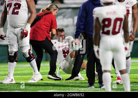 Honolulu, Hawaï, États-Unis. 2 octobre 2021. Fresno State Bulldogs Quarterback JAKE HAENER (9) a subi une blessure pendant la deuxième moitié d'un match contre les Hawaii Warriors à Clarence T.C. Ching Field Manoa Campus, Honolulu, Hawaï. (Image de crédit : © Steven Erler/ZUMA Press Wire) Banque D'Images