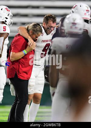 Honolulu, Hawaï, États-Unis. 2 octobre 2021. Fresno State Bulldogs Quarterback JAKE HAENER (9) a subi une blessure pendant la deuxième moitié d'un match contre les Hawaii Warriors à Clarence T.C. Ching Field Manoa Campus, Honolulu, Hawaï. (Image de crédit : © Steven Erler/ZUMA Press Wire) Banque D'Images