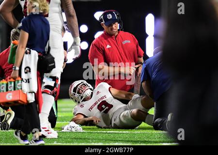 Honolulu, Hawaï, États-Unis. 2 octobre 2021. Fresno State Bulldogs Quarterback JAKE HAENER (9) a subi une blessure pendant la deuxième moitié d'un match contre les Hawaii Warriors à Clarence T.C. Ching Field Manoa Campus, Honolulu, Hawaï. (Image de crédit : © Steven Erler/ZUMA Press Wire) Banque D'Images