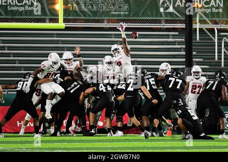 Honolulu, Hawaï, États-Unis. 2 octobre 2021. Matthew SHIPLEY (2), un kicker d'Hawaii Warriors place, a lancé le but de terrain gagnant du jeu contre les Bulldogs d'État de Fresno à Clarence T.C. Ching Field Manoa Campus, Honolulu, Hawaï. (Image de crédit : © Steven Erler/ZUMA Press Wire) Banque D'Images