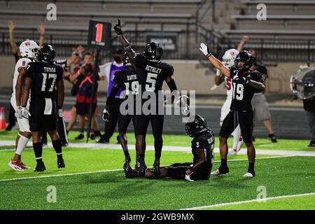 Honolulu, Hawaï, États-Unis. 2 octobre 2021. Hawaii Warriors défensive back HUGH NELSON II (3) a célébré une interception de fin de jeu contre les Bulldogs de l'État de Fresno à Clarence T.C. Ching Field Manoa Campus, Honolulu, Hawaï. (Image de crédit : © Steven Erler/ZUMA Press Wire) Banque D'Images