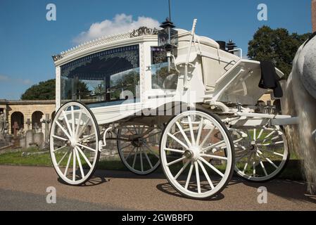 Calèche blanc tiré par un cheval dans un cimetière, l'un des sept magnifiques cimetières victoriens de Londres, Royaume-Uni. Banque D'Images