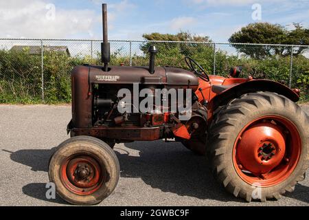 Tracteur dans un champ de Cornouailles Banque D'Images