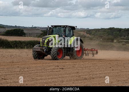 Tracteur Claas dans un champ de Cornouailles Banque D'Images