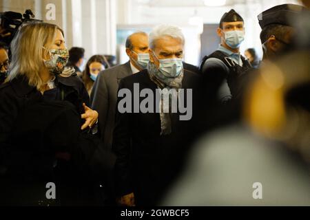 PHOTO DU FICHIER : 3 octobre 2021. L'ancien ministre français et magnat des scandales Bernard Tapie, ancien propriétaire d'Adidas et ancien président de l'Olympique de Marseille, est décédé à 78.photo du dossier datée du 12 octobre 2020 - l'homme d'affaires français Bernard Tapie (C) arrive au palais de justice à Paris le 12 octobre 2020, Le premier jour de son procès et de cinq autres accusés pour fraude sur un arbitrage massif de 2008 qui a accordé à Tapie près d'un demi-milliard d'euros. Le procès d'appel de l'homme d'affaires français et de l'ancien ministre Bernard Tapie au sujet d'une affaire d'arbitrage qui a awa Banque D'Images