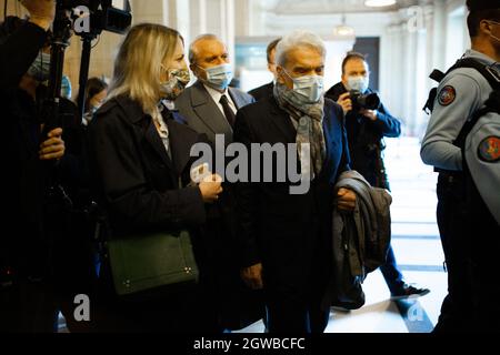 PHOTO DU FICHIER : 3 octobre 2021. L'ancien ministre français et magnat des scandales Bernard Tapie, ancien propriétaire d'Adidas et ancien président de l'Olympique de Marseille, est décédé à 78.photo du dossier datée du 12 octobre 2020 - l'homme d'affaires français Bernard Tapie (C) arrive au palais de justice à Paris le 12 octobre 2020, Le premier jour de son procès et de cinq autres accusés pour fraude sur un arbitrage massif de 2008 qui a accordé à Tapie près d'un demi-milliard d'euros. Le procès d'appel de l'homme d'affaires français et de l'ancien ministre Bernard Tapie au sujet d'une affaire d'arbitrage qui a awa Banque D'Images