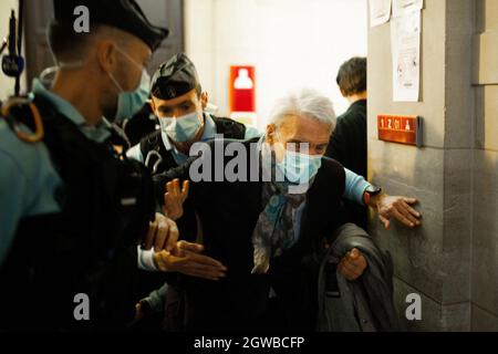 PHOTO DU FICHIER : 3 octobre 2021. L'ancien ministre français et magnat des scandales Bernard Tapie, ancien propriétaire d'Adidas et ancien président de l'Olympique de Marseille, est décédé à 78.photo du dossier datée du 12 octobre, 2020 - l'homme d'affaires français Bernard Tapie (C) tombe et est attrape par les forces de police lorsqu'il arrive au palais de justice à Paris le 12 octobre 2020, Le premier jour de son procès et de cinq autres accusés pour fraude sur un arbitrage massif de 2008 qui a accordé à Tapie près d'un demi-milliard d'euros. Le procès d'appel de l'homme d'affaires français et de l'ancien ministre Berna Banque D'Images