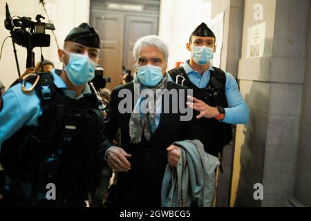 PHOTO DU FICHIER : 3 octobre 2021. L'ancien ministre français et magnat des scandales Bernard Tapie, ancien propriétaire d'Adidas et ancien président de l'Olympique de Marseille, est décédé à 78.photo du dossier datée du 12 octobre 2020 - l'homme d'affaires français Bernard Tapie (C) arrive au palais de justice à Paris le 12 octobre 2020, Le premier jour de son procès et de cinq autres accusés pour fraude sur un arbitrage massif de 2008 qui a accordé à Tapie près d'un demi-milliard d'euros. Le procès d'appel de l'homme d'affaires français et de l'ancien ministre Bernard Tapie au sujet d'une affaire d'arbitrage qui a awa Banque D'Images