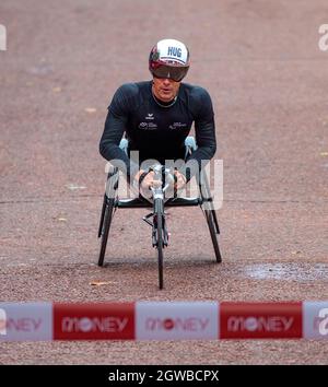 Londres, Royaume-Uni. 3 octobre 2021. Marcel Hug remporte la course en fauteuil roulant pour hommes au marathon de Londres Virgin Money. Crédit : Nigel Bramley/Alay Live News Banque D'Images