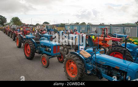 Le tracteur d'époque tourne à Cornwal, les tracteurs d'époque, les anciens tracteurs, les nouveaux tracteurs Banque D'Images