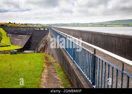 Le barrage en béton des années 1960 à Stithians Reservoir Cornwall Angleterre Royaume-Uni Europe Banque D'Images