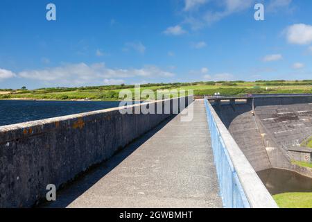 Le barrage en béton des années 1960 à Stithians Reservoir Cornwall Angleterre Royaume-Uni Europe Banque D'Images