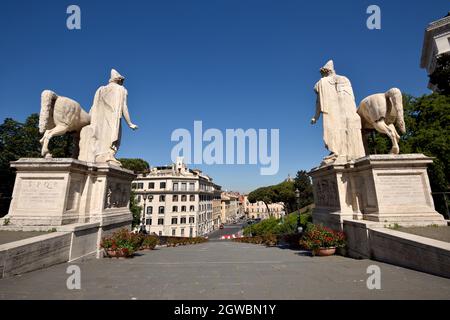 Italie, Rome, colline du Capitole, statues de Castor et Pollux et escalier cordonata Banque D'Images