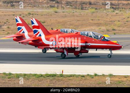 Royal Air Force British Aerospace Hawk T1A de l'équipe Red Arrows Display départ de Malte après avoir participé i Banque D'Images