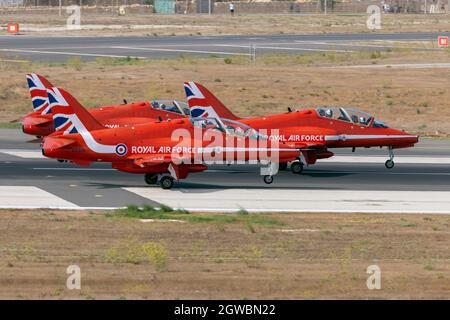 Royal Air Force British Aerospace Hawk T1A de l'équipe Red Arrows Display départ de Malte après avoir participé i Banque D'Images