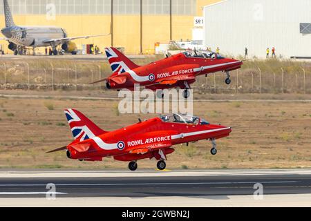 Royal Air Force British Aerospace Hawk T1A de l'équipe Red Arrows Display départ de Malte après avoir participé i Banque D'Images
