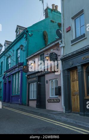 KINSALE, IRLANDE - 28 août 2021 : un bel édifice dans la ville de Kinsale et la rivière Brandon Banque D'Images