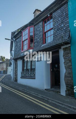 KINSALE, IRLANDE - 28 août 2021 : un bel édifice dans la ville de Kinsale et la rivière Brandon Banque D'Images