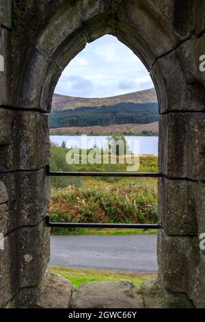 LOCH DOON, ÉCOSSE - 18 SEPTEMBRE 2019 : Une vue sur le Loch Doon à travers une arche des ruines du château du Loch Doon dans le sud de l'Ayrshire Écosse Banque D'Images