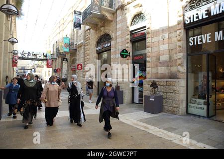 Des femmes palestiniennes, des shoppers, portant des masques pour le visage de Corona, promenez-vous dans le centre commercial Mamilla presque vide ou Alrov Mamilla Avenue près de la vieille ville de Jérusalem. Banque D'Images