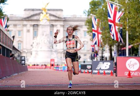 Charlotte Purdue franchit la ligne d'arrivée de la course d'élite féminine lors du marathon de Londres Virgin Money. Date de la photo: Dimanche 3 octobre 2021. Banque D'Images