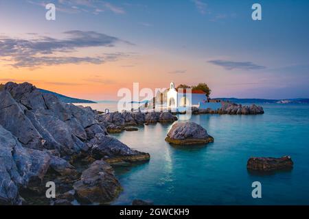 Petite église d'Agios Isidoros dans la mer au-dessus des rochers, île de Chios, Grèce. Banque D'Images