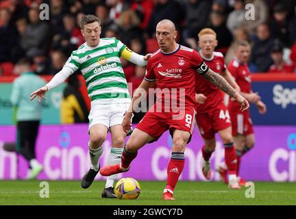 Callum McGregor (à gauche) du Celtic et Scott Brown d'Aberdeen se battent pour le ballon lors du match cinch Premiership au Pittodrie Stadium, à Aberdeen. Date de la photo: Dimanche 3 octobre 2021. Banque D'Images