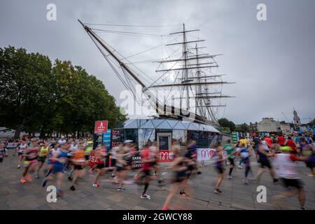 Les coureurs du marathon de Londres passent devant le bateau Cutty Sark à Greenwich peu après avoir commencé à Blackheath, dans le sud-est de Londres.Jusqu'à 40,000 personnes devraient courir et des milliers de personnes se joindre virtuellement à ce qui pourrait être la plus grande course de l'histoire.Cet événement, qui en est aujourd'hui à sa cinquième décennie, a permis de recueillir plus d'un milliard de livres sterling pour les œuvres caritatives depuis sa première réunion en 1981.Londres, Royaume-Uni. Banque D'Images