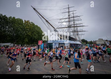 Les coureurs du marathon de Londres passent devant le bateau Cutty Sark à Greenwich peu après avoir commencé à Blackheath, dans le sud-est de Londres.Jusqu'à 40,000 personnes devraient courir et des milliers de personnes se joindre virtuellement à ce qui pourrait être la plus grande course de l'histoire.Cet événement, qui en est aujourd'hui à sa cinquième décennie, a permis de recueillir plus d'un milliard de livres sterling pour les œuvres caritatives depuis sa première réunion en 1981.Londres, Royaume-Uni. Banque D'Images