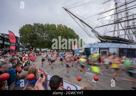 Les coureurs du marathon de Londres passent devant le bateau Cutty Sark à Greenwich peu après avoir commencé à Blackheath, dans le sud-est de Londres.Jusqu'à 40,000 personnes devraient courir et des milliers de personnes se joindre virtuellement à ce qui pourrait être la plus grande course de l'histoire.Cet événement, qui en est aujourd'hui à sa cinquième décennie, a permis de recueillir plus d'un milliard de livres sterling pour les œuvres caritatives depuis sa première réunion en 1981.Londres, Royaume-Uni. Banque D'Images