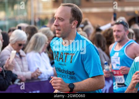 Tower Hill, Londres, Royaume-Uni.3 octobre 2021.Le marathon de Londres Virgin Money, reprogrammé, est en cours, avec environ 50,000 coureurs de fauteuil roulant, d'élite, de club et de bulletin de vote qui se dirigent vers Tower Hill après avoir traversé Tower Bridge, dont beaucoup se sont lancés pour des œuvres caritatives.MP Matt Hancock Banque D'Images