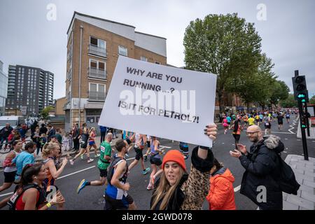 Londres, Royaume-Uni.3 octobre 2021.Le marathon de Londres passe sur la rue Evelyn de Deptford, dans le sud-est de Londres, la marque de 8 miles du parcours de 26.2 miles où les coureurs sont accueillis et applaudis par les résidents locaux.Jusqu'à 40,000 personnes devraient courir et des milliers de personnes se joindre virtuellement à ce qui pourrait être la plus grande course de l'histoire.Cet événement, qui en est aujourd'hui à sa cinquième décennie, a permis de recueillir plus d'un milliard de livres sterling pour les œuvres caritatives depuis sa première réunion en 1981.Credit: Guy Corbishley/Alamy Live News Banque D'Images