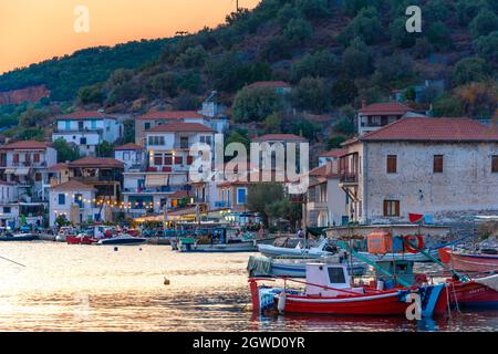 Agia Kiriaki est un village de pêcheurs traditionnel et un port de Trikeri, Magnesia, Pélion, Grèce. Banque D'Images