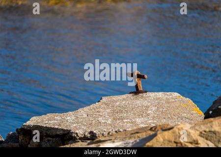 LINDESNES, NORVÈGE- SEPTEMBRE 08. Vieux bollard d'amarrage rouillé au rocher du phare de Lindesnes. Banque D'Images