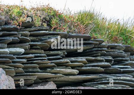 LINDESNES, NORVÈGE- SEPTEMBRE 08. Les anciens carreaux de toiture en pierre protègent le temps au phare de Lindesnes. Banque D'Images