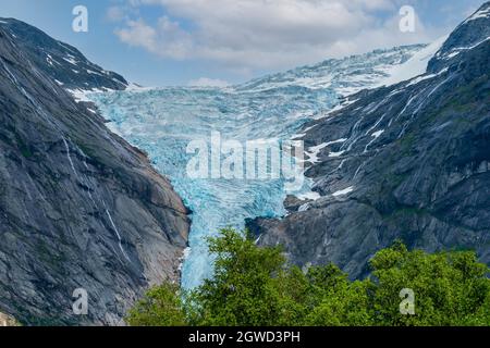 LOEN, NORVÈGE - 2020 JUIN 20. Vue rapprochée sur le glacier de Briksdalsbreen en Norvège. Banque D'Images