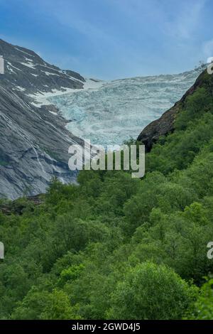 LOEN, NORVÈGE - 2020 JUIN 20. Vue sur le glacier de Briksdalsbreen en Norvège Banque D'Images