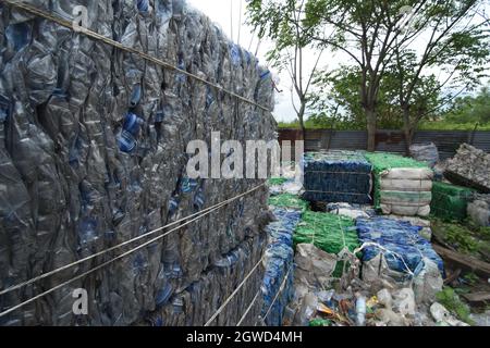 Palu, Indonésie. 03ème octobre 2021. Des piles de bouteilles en plastique qui ont été pressés. Dans la zone d'enfouissement de Kawatuna Village, Palu ville, Central Sulawesi. Les bouteilles en plastique collectées chaque mois sont envoyées à Surabaya jusqu'à 19 tonnes pour recyclage. (Photo de Adi Pranata/Pacific Press) crédit: Pacific Press Media production Corp./Alay Live News Banque D'Images