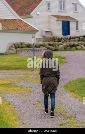 NAERBOE, NORVÈGE - 2020 JUILLET 06. Une personne marchant de derrière à l'ancienne maison du prêtre, HÅ gamle prestegard, à Rogaland. Banque D'Images