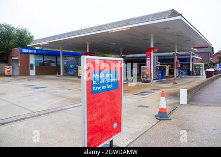 Tenterden, Kent, Royaume-Uni. 3 octobre 2021. Nous sommes désolés, mais nous n'avons actuellement aucun panneau de carburant à l'extérieur de la station-service Esso sur Ashford Road à Tenterden, Kent. Crédit photo : Paul Lawrenson/Alay Live News Banque D'Images