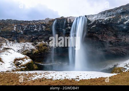 Vue de face de la cascade Seljalandsfoss dans le sud de l'Islande. Cette chute spectaculaire a une chute de 60 mètres et fait partie de la rivière Seljalands. Ex. Longue Banque D'Images