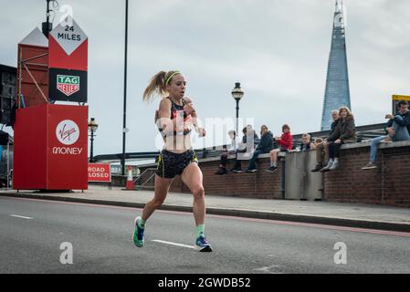 Londres, Royaume-Uni. 3 octobre 2021. (Éventuellement, course féminine élite 10e place) Charlotte PURDUE (GBR) passe le mile 24 à Blackfriars dans le Marathon de Londres, la première fois qu'il a lieu depuis avril 2019 en raison de la pandémie de Covid-19. Plus de 36,000 athlètes d'élite, coureurs de club et coureurs d'amusement participent à l'événement de masse, avec 40,000 autres participants virtuellement. Crédit : Stephen Chung/Alay Live News Banque D'Images