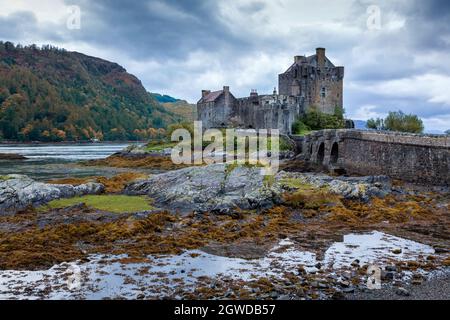 Une tempête brasse au-dessus du château Eilean Donan en automne, Scottish Highlands, Soctland, Royaume-Uni Banque D'Images