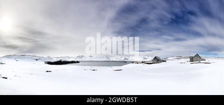Panorama de la cabine abandonnée et de la mine de marbre à Camp Mansfield, New London, Svalbard. Paysage de montagne enneigé. Banque D'Images