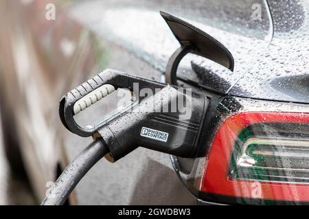 Un véhicule électrique qui recharge le trottoir dans le centre de Manchester, au Royaume-Uni. Banque D'Images
